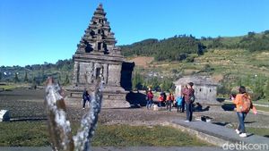 Melihat Fenomena Embun Salju yang Turun di Dieng
