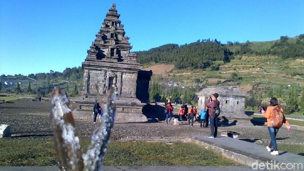 Melihat Fenomena Embun Salju yang Turun di Dieng
