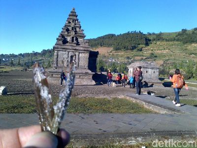 Melihat Fenomena Embun Salju yang Turun di Dieng