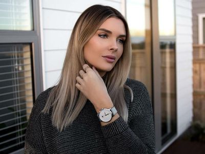 Sarah Harris, Model Playboy yang Hidupnya Hancur karena Payudara Palsu