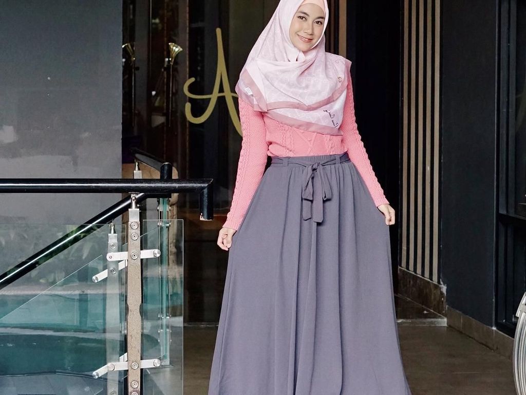 Gaya Hijab Syari Untuk Anak Muda ala Anisa eks Cherrybelle