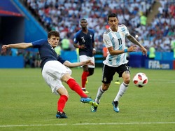 Momen kedua terjadi ketika Benjamin Pavard menyamakan skor Prancis vs Argentina 2-2. Sepakan spektakuker bek sayap 22 tahun itu merobek gawang Argentina, yang menginspirasi kemenangan Les Bleus menjadi 4-3. (Foto: John Sibley/Reuters)
