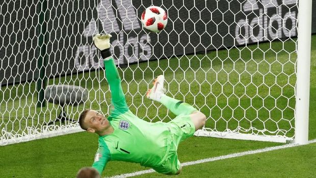 Jordan Pickford saat menepis tendangan penalti Carlos Bacca. (