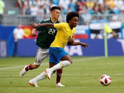 Willian unjuk gigi dalam keberhasilan Brasil menang 2-0 atas Meksiko di 16 besar. Ia menghidupkan aliran serangan lewat 7 dribble, 3 operan kunci, 81,6% operan sukses, juga melepas 2 tembakan yang menuju target. Whoscored menjadikannya pemain terbaik laga itu. (Foto: Carlos Garcia Rawlins/Reuters)