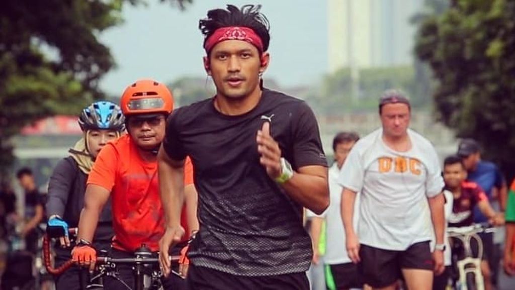 Foto: Ketika Papa Irfan Kulari ke Pantai Punya Badan Super Kekar Foto: Ketika Papa Irfan Kulari ke Pantai Punya Badan Super Kekar