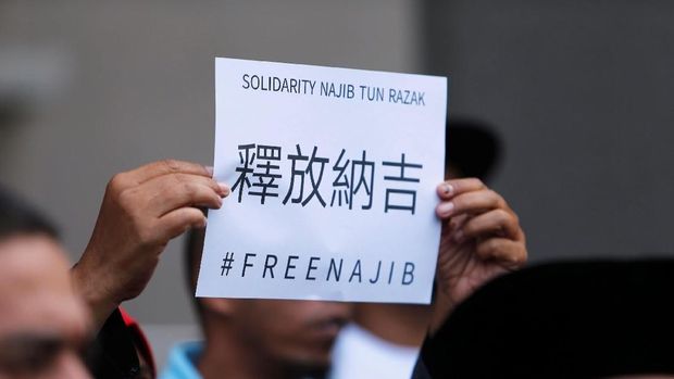 Ratusan Pendukung Najib Nyanyikan 'Allah Selamatkan Kamu'
