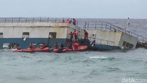 Potret Tim SAR Berjibaku Lawan Ombak Cari Korban KM Lestari Maju