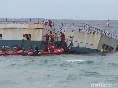 Potret Tim SAR Berjibaku Lawan Ombak Cari Korban KM Lestari Maju