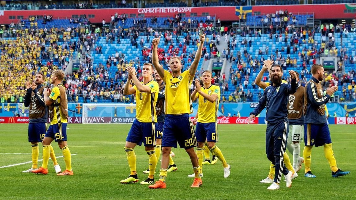 Pemain Swedia merayakan kelolosan ke perempatfinal Piala Dunia 2018 usai mengalahkan Swiss 1-0. (Foto: Max Rossi/Reuters)