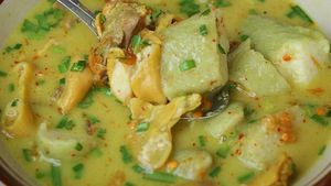Enaknya, 10 Netizen Ini Pamer Makan Siang dengan Empal Gentong Khas Cirebon