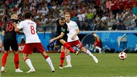 Di tengah derap Kroasia, Ivan Rakitic kembali memperlihatkan sinarnya. Saat Kroasia menyingkirkan Denmark di 16 besar, Rakitic tampil menonjol di antara 102 sentuhan bola, 84% operan sukses, 2 operan kunci, selain juga membuat 2 intersep dan 2 tekel. (Foto: Jason Cairnduff/Reuters)