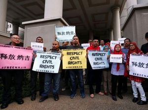 Di Pengadilan, Pendukung Najib Nyanyikan Lagu Allah Selamatkan Kamu