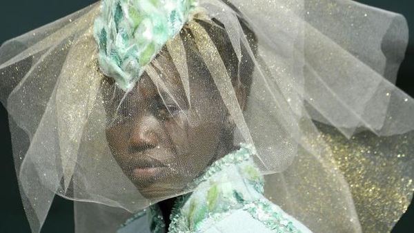 Adut Bior, Model Kulit Hitam yang Cetak Sejarah di Fashion Show Chanel