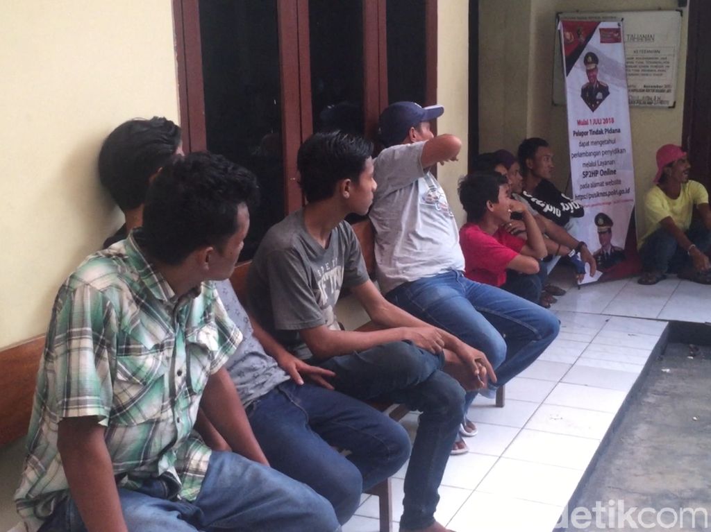 Puluhan Preman Terjaring Razia di Kramat Jati Puluhan Preman Terjaring Razia di Kramat Jati