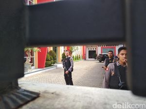 KPK Kembali Geledah Satu Kantor di Jalan Cemara Kota Blitar KPK Kembali Geledah Satu Kantor di Jalan Cemara Kota Blitar