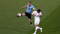 Diego Godin menjadi salah satu faktor utama Uruguay baru kebobolan 1 gol sejauh ini (saat menang 2-1 atas Portugal). Saat menghadapi Cristiano Ronaldo cs di 16 besar, Godin pun tampil oke dengan membuat 7 sapuan, 2 tekel, 2 intersep. (Foto: Sergio Perez/Reuters)
