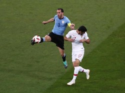 Diego Godin menjadi salah satu faktor utama Uruguay baru kebobolan 1 gol sejauh ini (saat menang 2-1 atas Portugal). Saat menghadapi Cristiano Ronaldo cs di 16 besar, Godin pun tampil oke dengan membuat 7 sapuan, 2 tekel, 2 intersep. (Foto: Sergio Perez/Reuters)