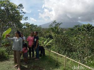 Gunung Agung Erupsi Jadi Objek Selfie di Pos Pemantauan