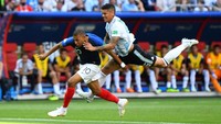 Momen menarik pertama tersaji di laga perdana babak 16 besar antara Prancis vs Argentina. Striker Prancis Kylian Mbappe melakukan solo run sampai memaksa Marcos Rojo menjatuhkannya. Prancis dapat penalti dan unggul 1-0. (Foto: Dylan Martinez/Reuters)