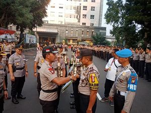 Kapolda Metro Jaya Naikkan Pangkat 917 Anggota Kapolda Metro Jaya Naikkan Pangkat 917 Anggota