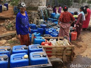Kekeringan, Warga Pasuruan Isi Jeriken Butuh Waktu 3 Hari Kekeringan, Warga Pasuruan Isi Jeriken Butuh Waktu 3 Hari