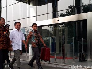 Tebar Senyum, Gubernur Aceh Irwandi Tiba di KPK
