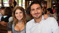 Sisi tangguh dan rapuh yang beririsan adalah salah satu faktor pemikat pria di mata wanita. Para pesepakbola tidak jarang memperlihatkan sisi emosional di dalam pertandingan. Sebuah studi mengungkapkan, pria yang menunjukkan emosi disukai wanita karena lebih bisa mengenal kepribadian sebenarnya. Foto: Alexandra Beier/AFP Photo (Mats Hummels dan Cathy Fischer).