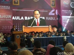 Menristek dan Kepala Bappenas Terima Penghargaan dari ITB Menristek dan Kepala Bappenas Terima Penghargaan dari ITB