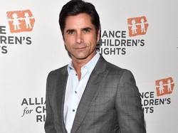 Gemas Banget! Saat Anak Aktor John Stamos Ada di Hard Case Gitar