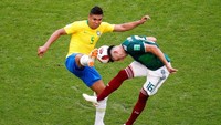 Casemiro kembali menonjol dalam perannya sebagai gelandang bertahan Brasil saat lawan Meksiko di 16 besar. Ia di antaranya membuat 6 tekel dan 3 sapuan. Casemiro kini terkena akumulasi kartu dan Brasil akan butuh sosok pengganti sepadan saat menghadapi Belgia. (Foto: David Gray/Reuters)