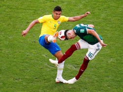 Casemiro kembali menonjol dalam perannya sebagai gelandang bertahan Brasil saat lawan Meksiko di 16 besar. Ia di antaranya membuat 6 tekel dan 3 sapuan. Casemiro kini terkena akumulasi kartu dan Brasil akan butuh sosok pengganti sepadan saat menghadapi Belgia. (Foto: David Gray/Reuters)