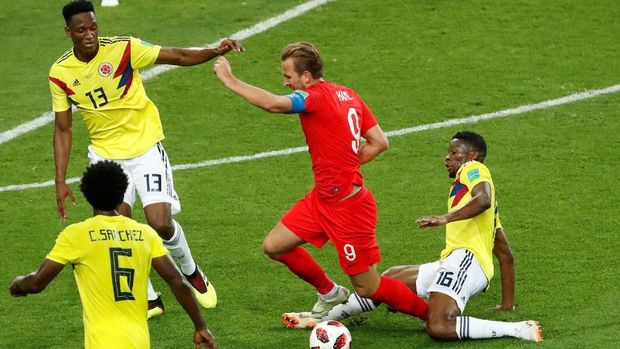 Pelanggaran terhadap Harry Kane yang berbuah tendangan bebas.