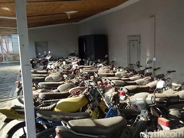 Koleksi Motor Tua Teman Hidup Raja Sengon Waktu Susah