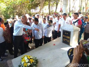 Menlu Belanda Kunjungi Lamongan, Tabur Bunga di Makam Leluhurnya