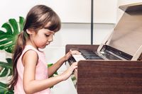 Manfaat Belajar Main Piano untuk Kemampuan Berbahasa Anak
