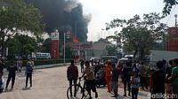 Potret Asap Hitam Membubung di Kampung Bandan