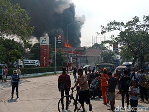 Potret Asap Hitam Membubung di Kampung Bandan