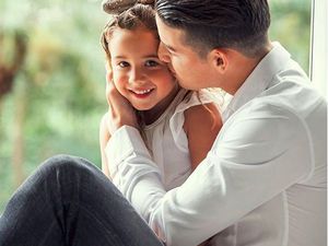 Bikin Melting, Kedekatan Pesepakbola James Rodriguez dan Anaknya