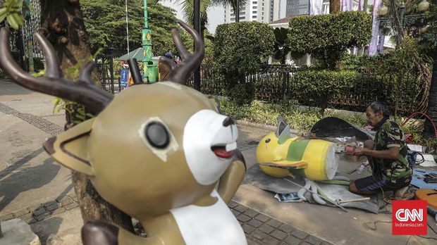 Pekerja menyiapkan maskot Asian Games 2018.