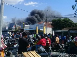 Toko Bangunan di Tepi Jalan Pantura Terbakar, Arus Lalin Tersendat