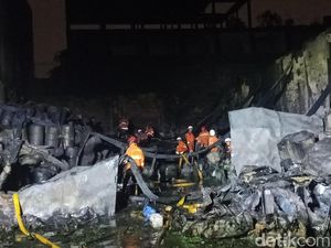 Kebakaran Gudang Kimia Padam, Petugas Pastikan Tak Ada Sisa Api Kebakaran Gudang Kimia Padam, Petugas Pastikan Tak Ada Sisa Api