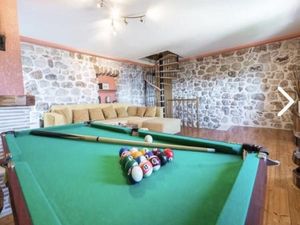 Tertipu Foto Meja Bilyard Hotel, Dikira Betulan Ternyata Mainan