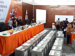 Rekapitulasi Suara Pilgub Jatim di KPU Surabaya Diwarnai Protes Rekapitulasi Suara Pilgub Jatim di KPU Surabaya Diwarnai Protes