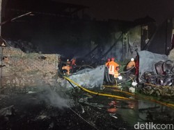 Kebakaran Gudang Kimia Padam, Petugas Lakukan Pendinginan