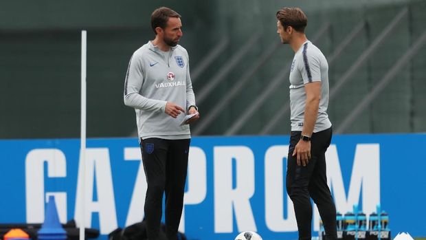 Pelatih timnas Inggris Gareth Southgate dan asisten pelatih Allan Russell di Rusia, 19 Juni.