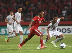 Todd Rivaldo Alberth Ferre (tengah) berusaha melewati pemain Filipina. ANTARA FOTO/Zabur Karuru.