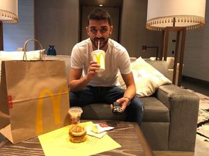 Penyerang Spanyol, David Villa Ternyata Doyan Makan Fast Food