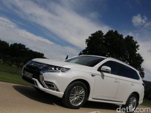 Samurai Biru Mitsubishi Outlander PHEV Samurai Biru Mitsubishi Outlander PHEV