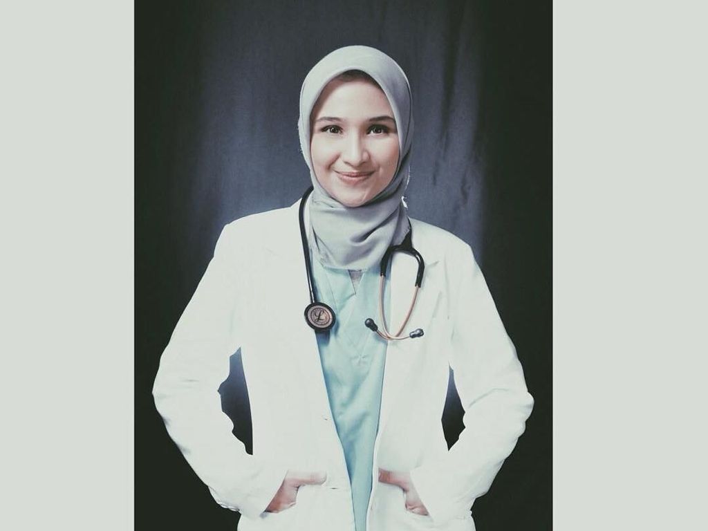 Gaya Hijab Dokter Cantik Adik ZeeZee Shahab, Manis dan Stylish Gaya Hijab Dokter Cantik Adik ZeeZee Shahab, Manis dan Stylish