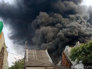Bangunan yang Terbakar di Kampung Bandan Ternyata Gudang Kimia